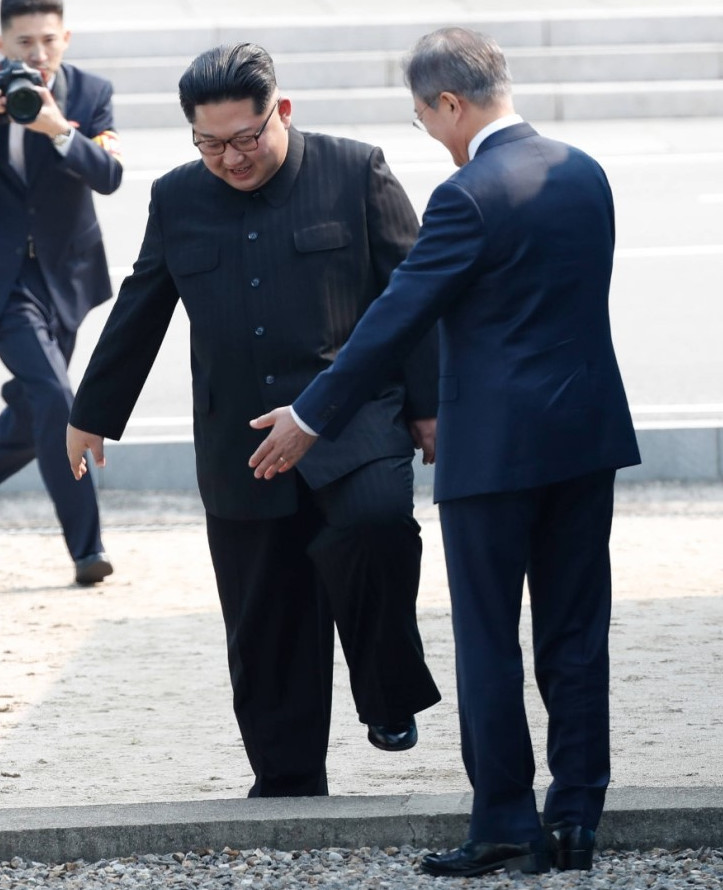 文在寅问何时能去朝鲜?金正恩当即牵他过了三八线