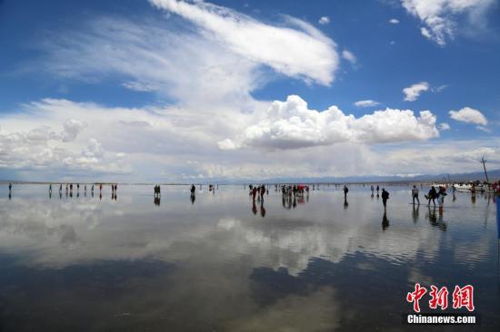 资料图:素有中国“天空之镜”之称的青海茶卡盐湖。 罗云鹏 摄 中国版“天空之镜”青海茶卡盐湖开园