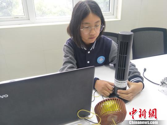 发明人李雨轩展示作品——空气净化型智能温控风扇。 刘曼 摄 湖南一中学创新动力强劲 学生发明源于生活小事