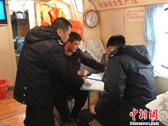 抚远海事处全力保障高速客船的航行安全,为国际客运航线顺利开通奠定优质基础。 李会 摄 “华夏东极”口岸开关 预计日承担出入境旅客运输近千人次