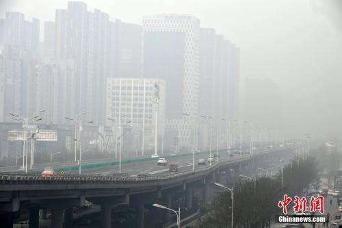 资料图:图为石家庄一高架桥被雾霾笼罩。记者 翟羽佳 摄 京津冀及周边大气污染研究:这三个行业减排潜力大