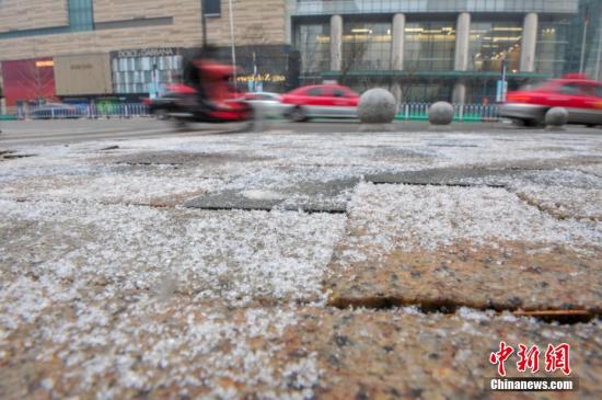 2月28日,辽宁沈阳,市民在雨夹雪的天气出行。预计辽宁还将出现大范围雨雪寒潮天气,局地有大雪到暴雪。降水过后,各地气温下降8~10℃,并伴有大风天气。
记者 于海洋 摄 新疆北部东部将现寒潮 气温“狂降”14℃