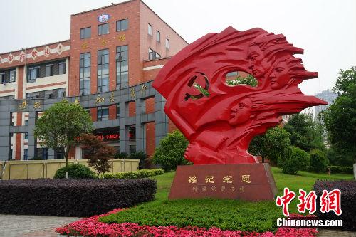 什邡市七一中学。记者 宋宇晟 摄 走进5·12后重建的校园:这里的师生想把爱传递下去