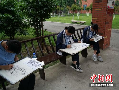学生们在什邡市七一中学校园内。记者 宋宇晟 摄 走进5·12后重建的校园:这里的师生想把爱传递下去