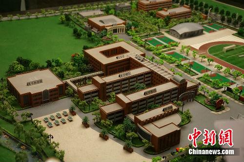 什邡市七一中学校舍沙盘。记者 宋宇晟 摄 走进5·12后重建的校园:这里的师生想把爱传递下去