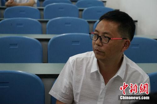 什邡市七一中学教师伍昌杰在接受记者采访。记者 宋宇晟 摄 走进5·12后重建的校园:这里的师生想把爱传递下去