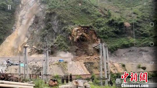 山体垮塌瞬间视频截图。 四川马边县境内发生山体滑坡 无人员伤亡报告