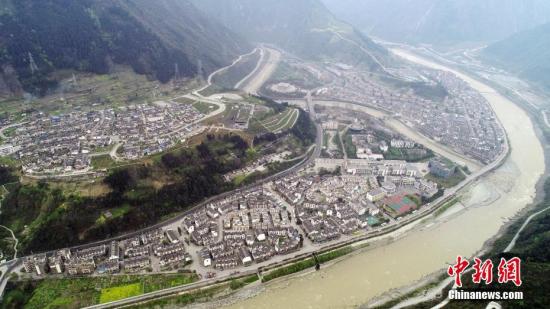 资料图:航拍汶川地震遗址。 刘忠俊 摄 中科院遥感动态监测显示:汶川震区堰塞湖风险已基本消除