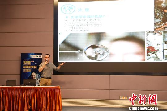 中国空间技术研究院研究员张海军现场为观众们带来“玩转太空”航天知识科普讲座。上海科技馆 供图 航天员王亚平“隔空授课” 上海航天粉探秘“太空生活”