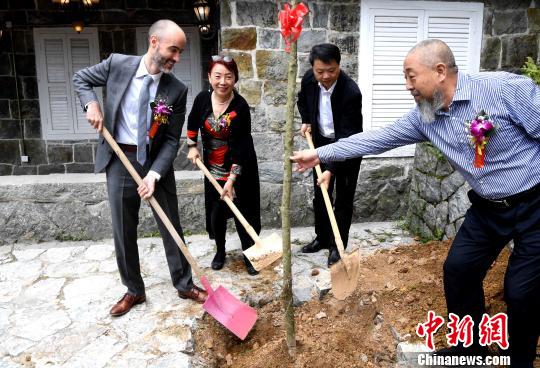 美国驻广州总领事馆副领事Chris DeVito(左一),福建辟雍投资发展有限公司董事长王海江(左二),福州市鼓岭旅游风景度假区管委会副主任董健(左三)等嘉宾共植友谊树。 记者刘可耕 摄 《通向和谐之路》照片展福州鼓岭开幕 见证中美友好历史佳话