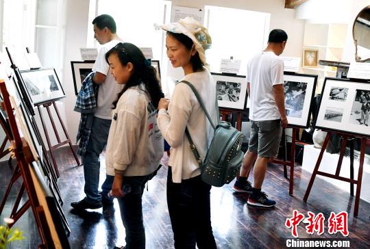 本次照片展共展出美国领事馆提供的70幅原版影像记录,展现了中美两国之间悠久的交往史。 记者刘可耕 摄 《通向和谐之路》照片展福州鼓岭开幕 见证中美友好历史佳话