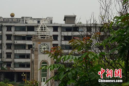 汉旺钟楼。记者 宋宇晟 摄 汉旺十年:那座被5·12凝固的钟楼身旁,变迁从未停止