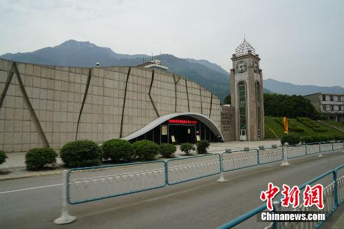 汉旺镇钟楼与绵竹市抗震救灾·灾后重建纪念馆。记者 宋宇晟 摄 汉旺十年:那座被5·12凝固的钟楼身旁,变迁从未停止