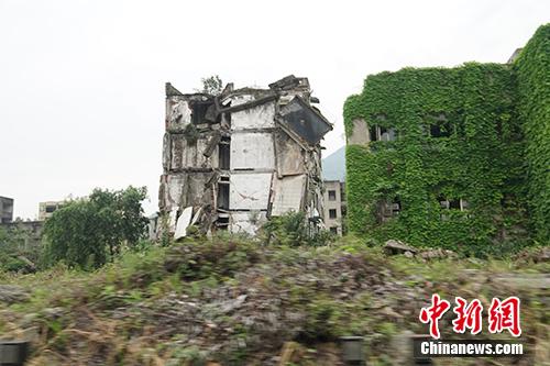 汉旺地震遗址内景。记者 宋宇晟 摄 汉旺十年:那座被5·12凝固的钟楼身旁,变迁从未停止