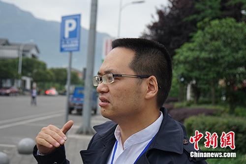 汉旺镇党委副书记王强接受记者采访。记者 宋宇晟 摄 汉旺十年:那座被5·12凝固的钟楼身旁,变迁从未停止