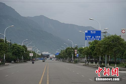 自地震遗址沿公路一路向东,在距离老镇不到三公里的地方,当地人在汉旺新镇开始了新的生活。记者 宋宇晟 摄 汉旺十年:那座被5·12凝固的钟楼身旁,变迁从未停止