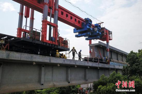 资料图:一工程建设现场。赵春亮 摄 有些地区不同工程审批事项耗时差异较大 住建部回应