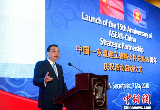 当地时间5月7日下午,中国国务院总理李克强在雅加达东盟秘书处出席中国一东盟建立战略伙伴关系15周年庆祝活动启动仪式并发表主旨讲话。记者 刘震 摄 李克强出席中国—东盟建立战略伙伴关系15周年庆祝活动启动仪式并
