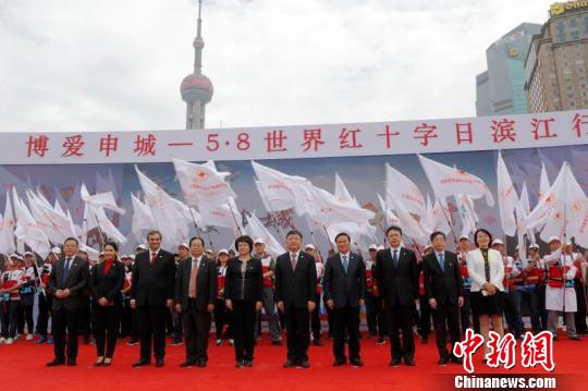 全上海2200余名红十字工作者、会员、志愿者和青少年以接力的方式,参与了全长约25公里的健步走和骑行宣传活动。 殷立勤 摄 世界红十字日:上海滨江健步走弘扬红十字精神