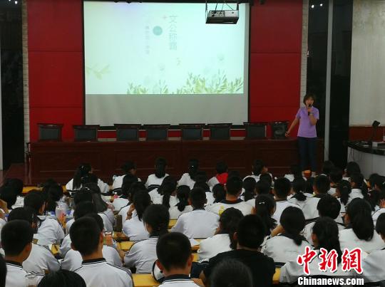 山西博物院教育部武艳琴正在讲解历史剧课程《文公称霸》。 杨杰英 摄 山西博物院开展“进校园”活动 让学生感受历史文化