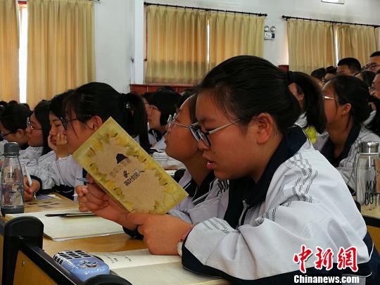 临汾市第三中学的学生正在看山西博物院的“历史小侦探”之《桐叶封弟》故事手册。 杨杰英 摄 山西博物院开展“进校园”活动 让学生感受历史文化
