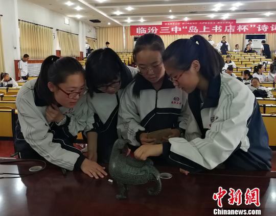 临汾三中的学生课后围着山西博物院的镇馆之宝晋侯鸟尊复制品欣赏。 杨杰英 摄 山西博物院开展“进校园”活动 让学生感受历史文化