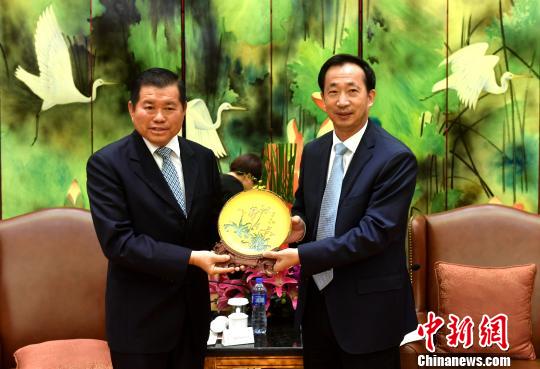 图为福建省副省长李德金(右)向泰国宋卡府行政机构主席尼蓬·汶耶玛尼赠送礼物。 吕明 摄 泰国南部行政机构主席代表团访闽“取经”