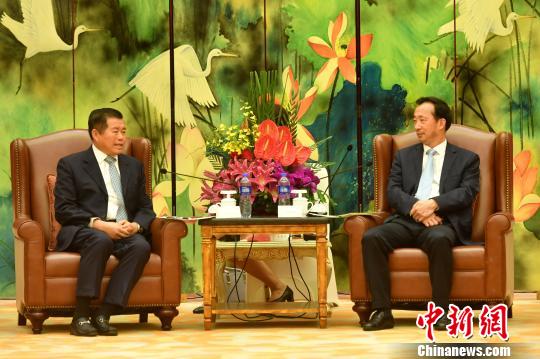 图为福建省副省长李德金会见泰国宋卡府行政机构主席尼蓬·汶耶玛尼率领的代表团一行。 吕明 摄 泰国南部行政机构主席代表团访闽“取经”