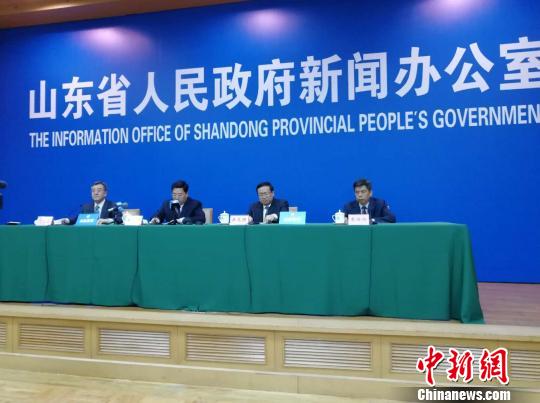 山东省政府9日召开新闻发布会,专题解读《关于加强耕地保护和改进占补平衡的实施意见》。图为发布会现场。 孙婷婷 摄 山东防守耕地红线 力争2020年保有量逾1.12亿亩