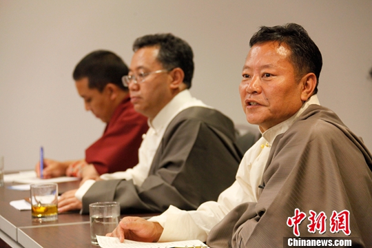 当地时间5月9日,西藏自治区人大代表、自治区党委常委、拉萨市委书记白玛旺堆(正面右一)率中国全国人大西藏代表团访问加拿大期间,在渥太华接受媒体集体采访。记者 余瑞冬 摄 中国全国人大西藏代表团访问加拿大解疑释惑