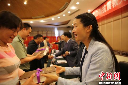 赠送《汶川特大地震四川抗震救灾志》。 王爵 摄 《汶川特大地震四川抗震救灾志》出版座谈会在蓉举行