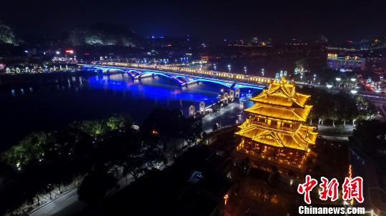 图为俯拍桂林城区夜景。 俞靖 摄 桂林市委书记:为可持续发展提供“桂林样板”和“中国经验”