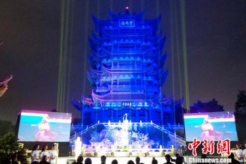 5月10日,武汉黄鹤楼亮起了“欧盟蓝”。 李金磊 摄 快看!黄鹤楼等32个标志性景区点亮“欧盟蓝”