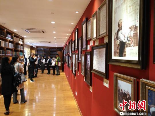 山西太原全国首创“马克思书房”。 李新锁 摄 山西太原全国首创“马克思书房” 2万册图书吸引青年靠近