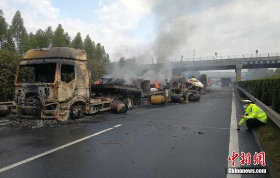 资料图:4月21日,大广高速公路发生一起三辆半挂车追尾、刮撞交通事故。孙鹏 摄。 孙鹏 摄 1-4月全国事故起数和死亡人数同比降16.1%和11.7%