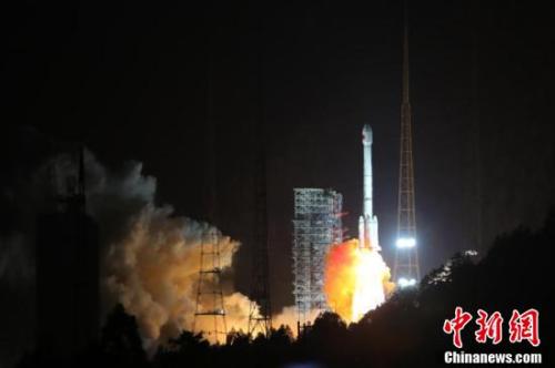 资料图:2017年11月5日,中国在西昌卫星发射中心用长征三号乙运载火箭,以“一箭双星”方式成功发射第24颗、第25颗北斗导航卫星,开启北斗卫星导航系统全球组网新时代。发 王玉磊 摄 白皮书:中国卫星导航与位置服务产业产值达2550亿元