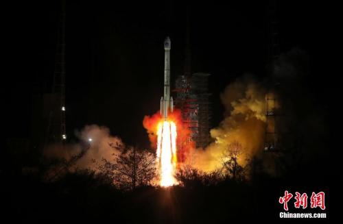 资料图;2018年3月30日,北京时间凌晨1时56分,中国在西昌卫星发射中心用长征三号乙运载火箭(及远征一号上面级),以“一箭双星”方式成功发射第三十、三十一颗北斗导航卫星。这两颗卫星属于中圆地球轨道卫星,是中国北斗三号第七、八颗组网卫星。西昌卫星发射中心供图 发 梁珂岩 摄 白皮书:中国卫星导航与位置服务产业产值达2550亿元