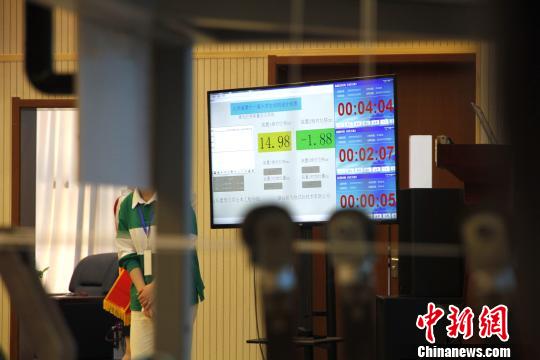 在模型加载过程中,连接加载设备的大屏幕会随时显示模型承重过程中的各项参数。 沙见龙 摄 全国大学生结构设计竞赛山东赛区开赛 30余支队伍现场角逐