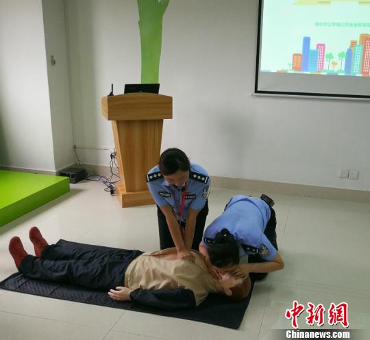 图为警方介绍急救知识 林浩 摄 广西首个公共安全教育馆启用 智慧互动设备亮相