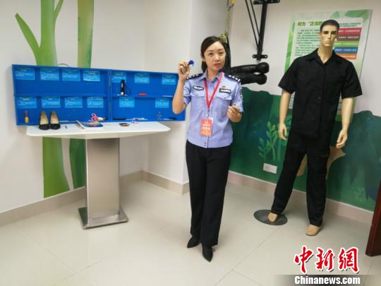 图为警方展示女性“防狼”设备 林浩 摄 广西首个公共安全教育馆启用 智慧互动设备亮相