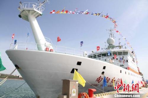中国新一代具有无限航区及全天候观测能力的海洋综合科考船“向阳红01”完成中国首次环球海洋综合科考返回青岛。 李梦 摄 “向阳红01”科考船完成中国首次环球海洋综合科考返回青岛