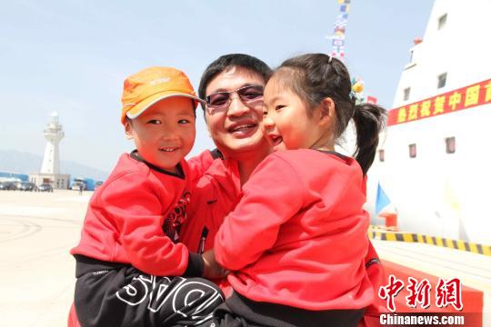 科考队员与家人团聚。 李梦 摄 “向阳红01”科考船完成中国首次环球海洋综合科考返回青岛