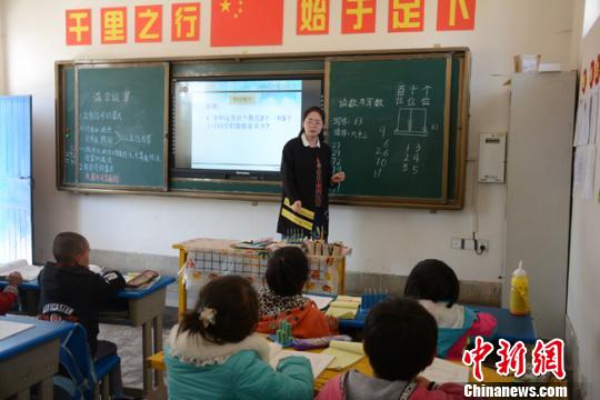 图为“90后”教师李玲玲利用新教具上课。 李文 摄 甘肃庆阳“90后”教师激活乡村小学 引学生返乡上学