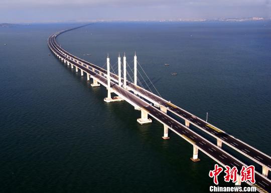 青岛胶州湾跨海大桥。(资料图) 钟欣 摄 青岛建设多式联运物流枢纽城市 成“一带一路”货运走廊