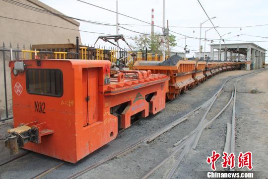 图为无人驾驶电机车重载试车。 刘宇 摄 甘肃金昌研发“无人驾驶电机车”重载试车成功
