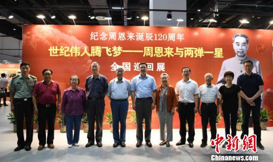 图为展览现场 王刚 摄 《周恩来与两弹一星》回总理故乡巡展 记述“中华腾飞梦”