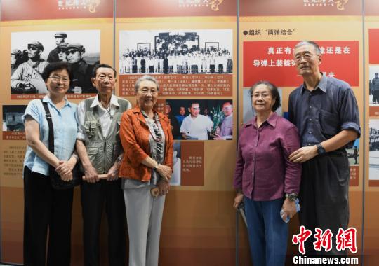 图为展览现场 王刚 摄 《周恩来与两弹一星》回总理故乡巡展 记述“中华腾飞梦”