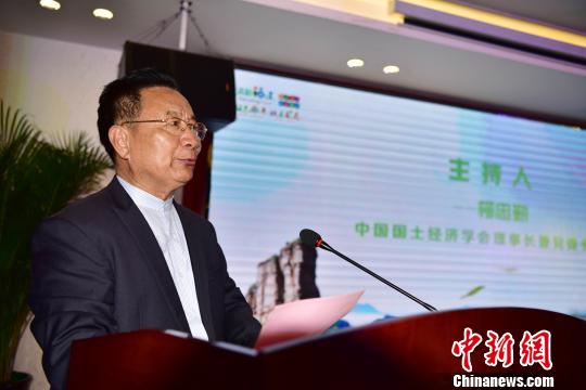 5月19日,中国国土经济学会理事长兼党委书记柳忠勤主持会议。 张丽君 摄 2018百佳深呼吸小城榜单发布 福建省独占十席