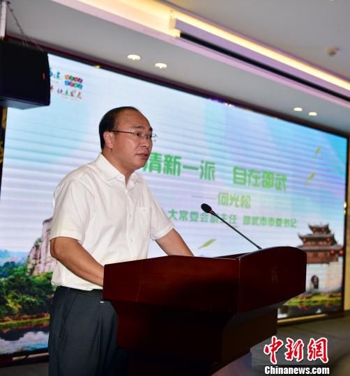 5月19日,“规划先行,生态优先、文化为魂,特色为帜。绿水青山是福建邵武的底色,我们始终秉持对待生命一样对待生态环境理念。”福建南平市人大常委会副主任、邵武市委书记何光松会上表示。 张丽君 摄 2018百佳深呼吸小城榜单发布 福建省独占十席