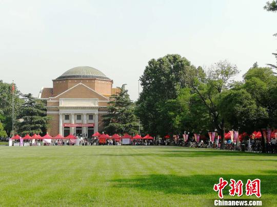 清华大学5月19日举行校园开放日暨招生信息交流会。 马海燕 摄 清华大学招生新增设“丘成桐数学英才班”